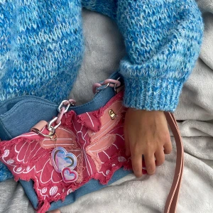 Fjärilsväska - Blå och rosa handväska med fjärilsmotiv.   27 x 19 x 5 cm.  Prisförslag välkomnas 🩷