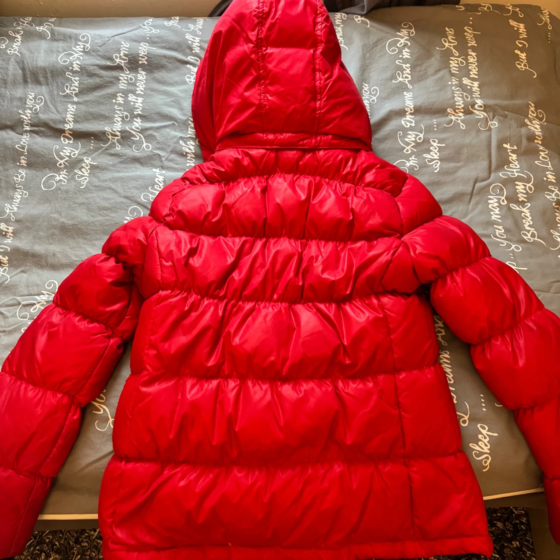 Röd pufferjacka med huva - 1