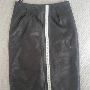 Svart pennkjol i skinn från Siena Studio - Läder kjol  Använd någon enstaka gång så den är i nyskick!  Ingen info om storleken men jag skulle gissa att den är S-M