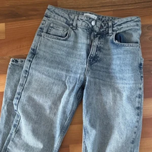 Ljusblå jeans från Gina, stl 36 - Säljer ett par ljusblå jeans från Gina i storlek 36. Klassisk femficksmodell med dragkedja och knapp framtill. Jeansen har en rak passform och är tillverkade i slitstarkt denimtyg. Perfekta för en avslappnad och trendig look. Bootcut! mid waist