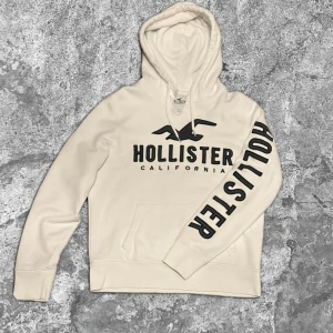 Vit hollister hoodie - Vit hollister hoodie i mycket bra skick förutom en defekt vid kragen som inte riktigt märks. Därför säljer jag lite billigare. Storlek S pris kan diskuteras