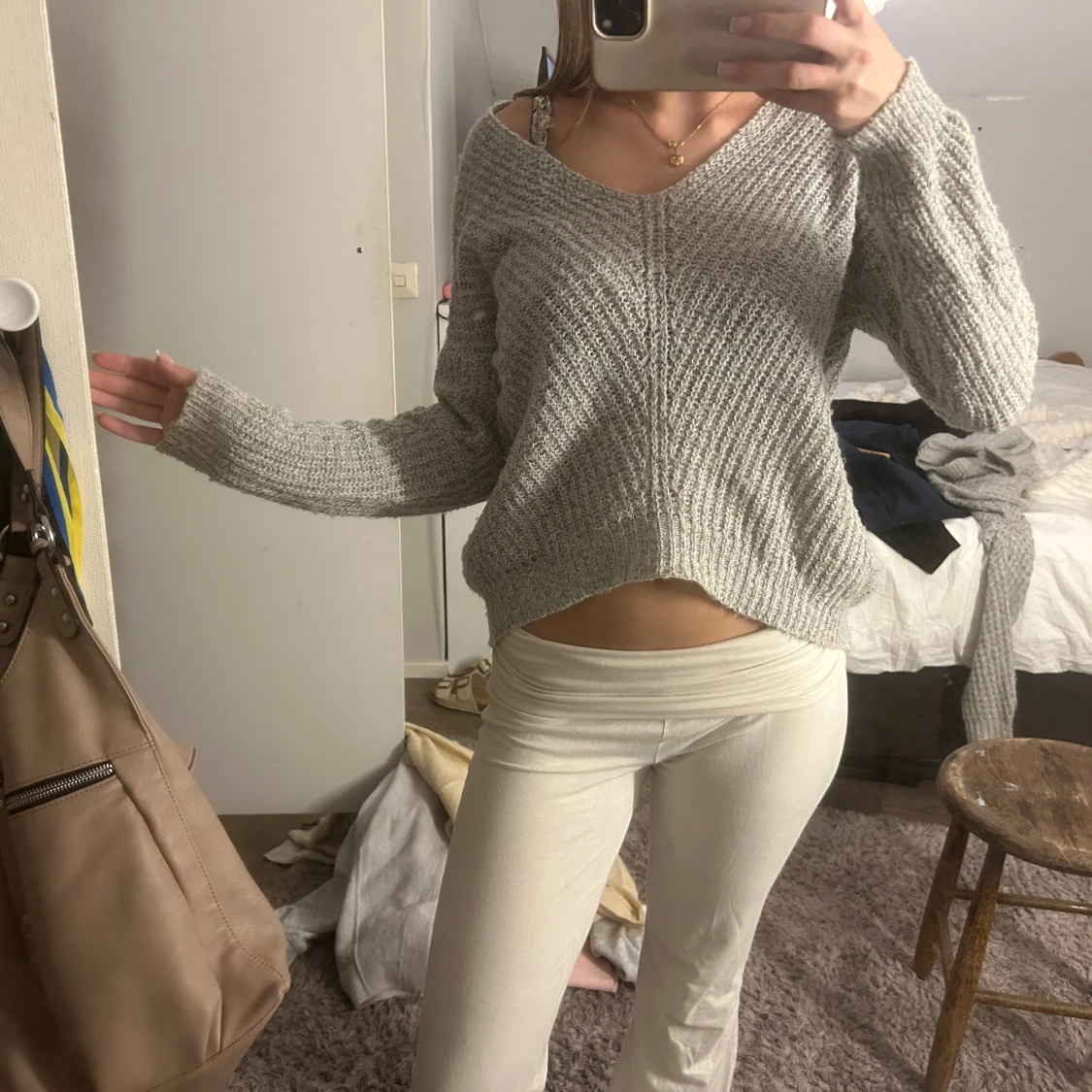 Grå stickad v-ringad tröja - 1