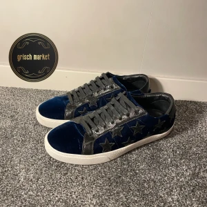 Saint Laurent skor  - Riktigt feta Saint Laurent skor i storlek 40, passar upp till 41,5 | skorna är i nyskick, perfekta inför vintern | tyvärr utan box och dustbag | nypris runt 7000 | priset kan diskuteras, kom med frågor! 