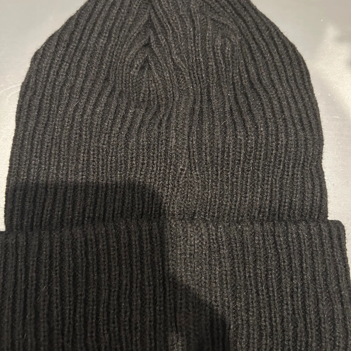 Svart ribbstickad mössa från moncler  - 1