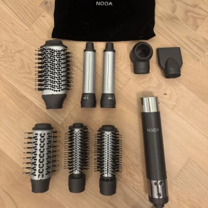 NOOA Allure Multistyler Hårstyler - NOOA Multistyler med flera utbytbara tillbehör: rundborstar, locktänger och munstycken.      Torkar och lockar håret Inkluderar 8 tillbehör BLDC-motor med 1200 W effekt, 110 000 RPM 3 hastigheter 3 temperaturinställningar – 50, 80 och 110 °C Automatisk rengöringsfunktion. Använd några enstaka gånger men rengjord. Nypris 1998kr Levereras med originalpåse.