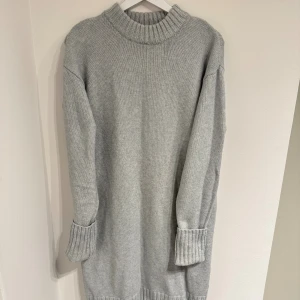 stickad klänning från H&M XS - Mysig stickad klänning från H&M i storlek XS. Klänningen har lång ärm, ribbad polokrage och ribbade muddar vid ärmslut och nederkant. Perfekt för lager-på-lager och chill dagar. Enkel och stilren design som är lätt att matcha.