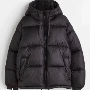 Puffer jacka hm🩷 - Superfin och skön pufferjacka från hm, använts fåtal gånger🩷perfekt nu till vintern, både varm och skön