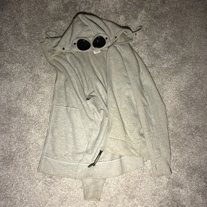 Cp company kofta  - Klassisk cp company kofta med goggles, storlek M! Lite missfärgning i luvan och på ärmarna, därav priset!