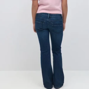 Mörkblå bootcut jeans  - Snygga mörkblå jeans från Gina Tricot med klassisk bootcut-passform. Storlek 164, passar mig som brukar ha S. Aldrig använt. 