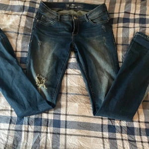 Blå jesns från s.oliver (kan tänka mig byte också) - Supersnygga vintage jeans. Något stretchiga vilket gör de väldigt sköna och gör att de sitter väldigt bra. Jag är 1,61 och de är ca 10cm långa för mig så jag har haft de uppvikta. Längst ner så ser ni ojämnhet så vet man att man är ca 10 cm över 1,61 så syns de kanske. Jag har sytt in så de blir bootcut. Önskas det kan jag sy upp dom. Pris diskuterbart. ❤️