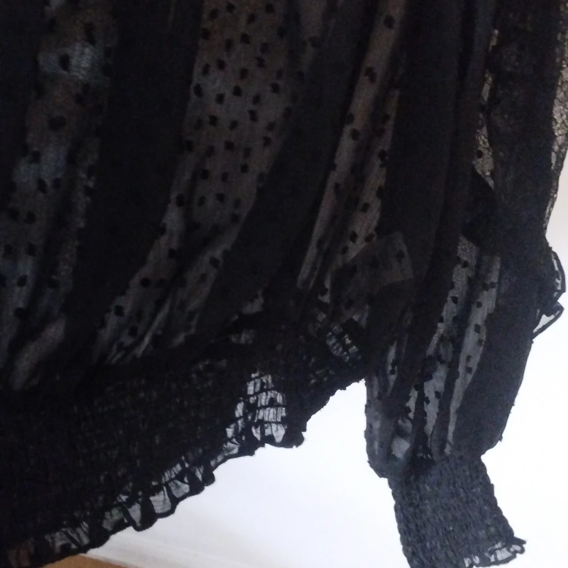 Svart prickig blus från Reserved - 3