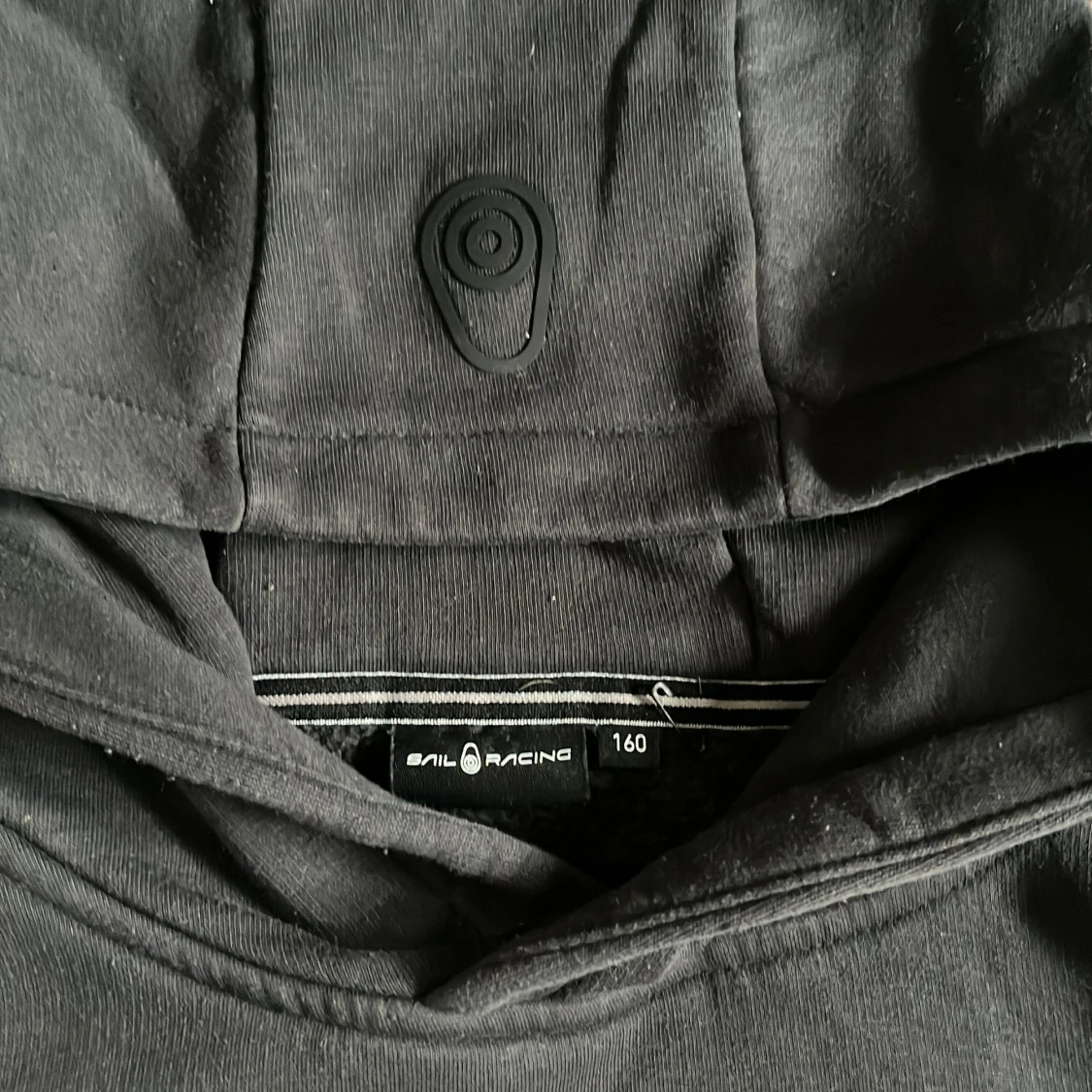 Svart hoodie från Sail Racing - 1