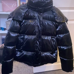 Svart pufferjacka Calvin Klein Jeans  - Säljer en svart, glansig pufferjacka från Calvin Klein Jeans. Köptes här på Plick för 1800 men säljes för 800. De står strl XS men är mer som S/M. Har aldrig använts.