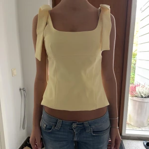 Gul linnetopp med rosetter - Viral slutsåld Zara topp 