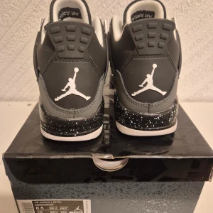 Nike Air Jordan 4 Retro svart/grå - Säljer Nike Jordan 4 Retro "Fear", nästan nya. Storlek 42 (27 cm). 