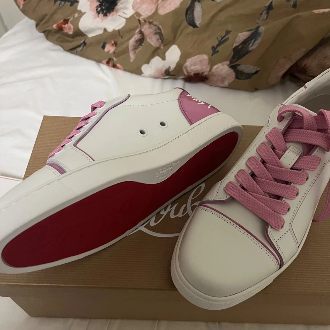 Christian Louboutin vita och rosa sneakers
