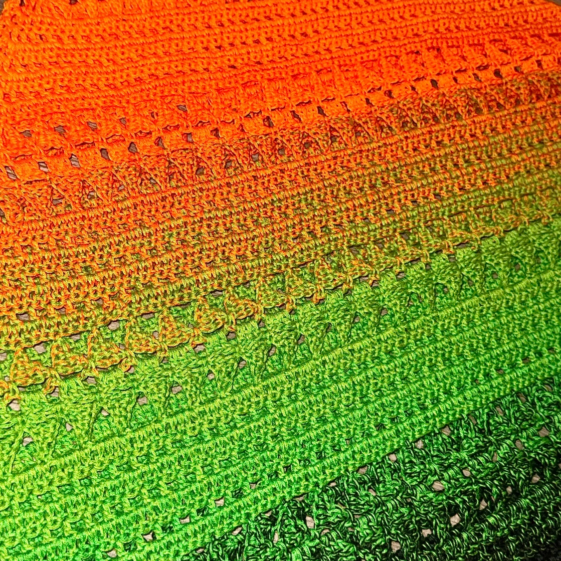 Färgglad virkad triangelsjal - 1