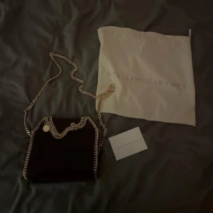 Stella McCartney väska  - Säljer min väns Stella McCartney väska då hon inte längre vill ha den! Väldigt bra skick , dustbag tillkommer men inte kvitto ( julklapp ). Priset är förhandlingsbart då hon bara vill få den såld för att köpa en ny väska❤️😅