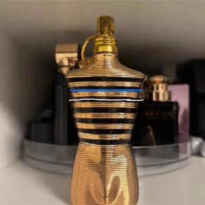 Jean Paul Gaultier Le Male Elixir - 125ml men det som är kvar är fram till vita sträcket. Parfymen är perfekt för kalla dagar/kvällar. Det är bara flaskan som säljs så ingen låda eller likande. Finns lite skrapor på flaskan som det stans på bilden.