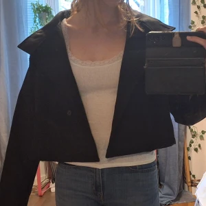 Svart croppad kappa med knappar - Svart kappa från Mira Lina. Endast provad. Har katter i huset