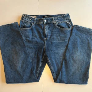 Blå Replay Marty jeans slim boyfit - Snygga blå jeans från Replay, modell Marty med slim boyfit-passform. Klassisk femficksdesign, normal midja och raka ben.  Två små fläckar på höger lår men inget man tänker på. För dig som vill ha en clean och laidback outfit. Pris går definitivt att diskuteras 👍 