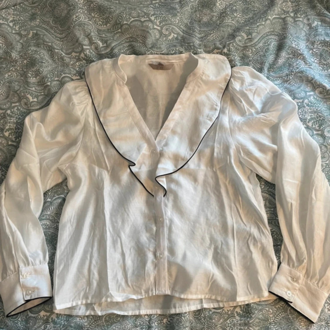 Vit blus med volangkrage XS - 2