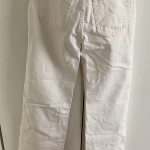 Vita raka jeans byxor - Snygga vita jeans från lager157 med raka ben, klassiska bakfickor och hög midja.Byxorna har en enkel och stilren look som passar till många olika outfits. Tillverkade i ett mjukt bomullstyg som känns skönt mot huden.