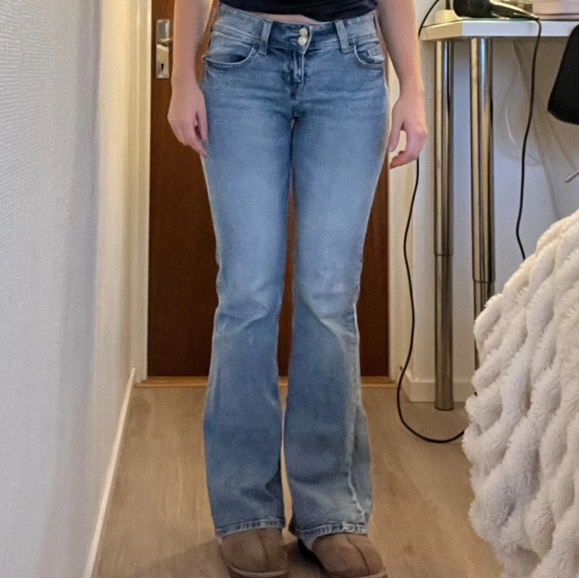 Blå bootcut jeans med broderade fickor - 2