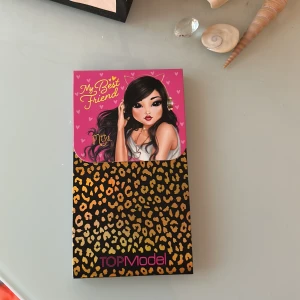 Gulligt anteckningsblock - Snyggt anteckningsblock från TOPModel med leopardmönster och rosa detaljer. Perfekt för att skriva ner hemligheter, drömmar eller meddelanden till din bästa vän. Inuti finns söta sidor med kattmotiv och illustrationer. Passar dig som gillar kreativitet och cool design! Den har även en magnetisk stängning.