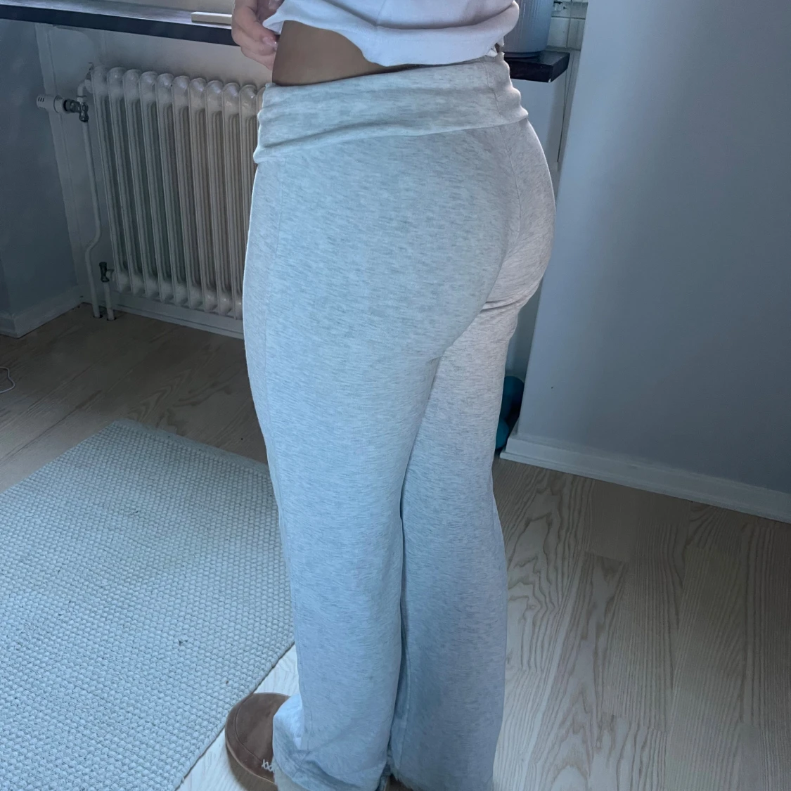 Lågmidjade grå byxor  - 1