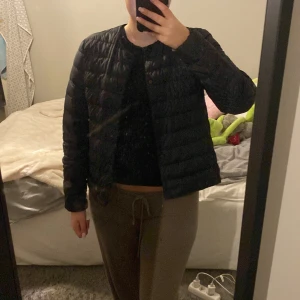 Uniqlo jacka  - Säljer min svarta uniqlo jacka. Fint skick! Köpte för ca 2 år sedan. Kollar man noga kan man se någon fjäder sticka upp men då behöver man kolla noga så skulle inte säga att det är tydligt. 