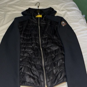 Parajumpers cardigan  - Säljer nu min svarta parajumper jacka för att den inte används, den är storlek L och stämmer bra i storleken, pris är diskuterbart.