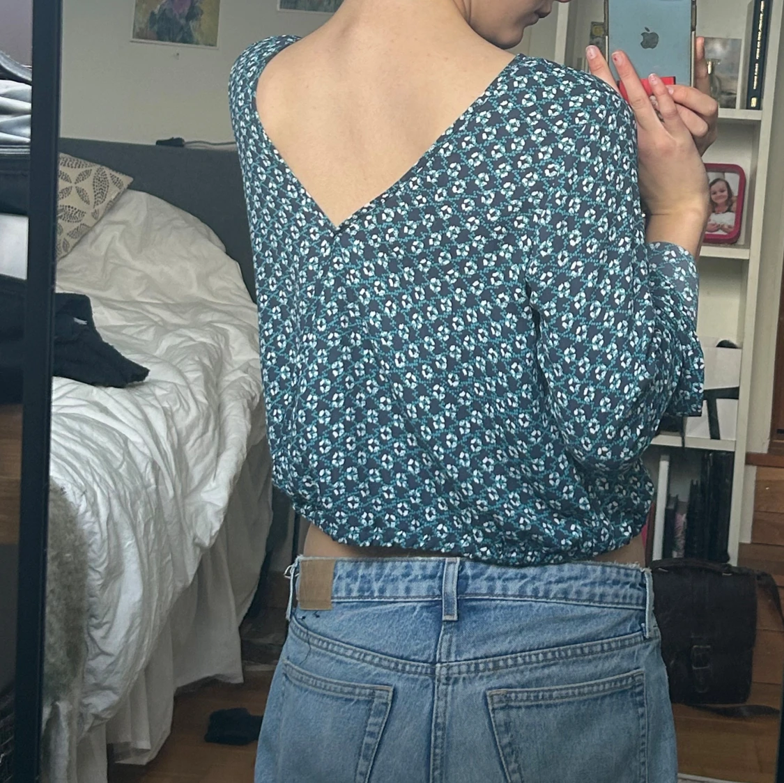 Blommig blå blus med v-ringning - 3