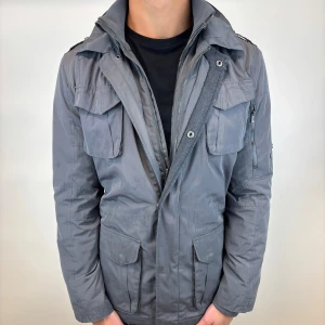 Fieldjacka  - Hej, säljer nu denna väldigt snygga och eftertraktade Field jackan som är perfekt nu till hösten/ vintern! Storlek M Fraktas spårbart vis Instabox, PostNord eller bring!  Vid minsta lilla fundering så är det bara att höra av sig!  