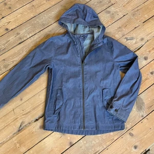 Tommy Hilfiger jacka 158cm - Säljer snygg Tommy Hilfiger jacka då den är för liten för mig. Den är i vaxat bomull vilket gör att den stöter ifrån regn. Den är 8/10 i skick och i storlek 158 cm. Ny pris 1799kr.                        Skriv om ni har några frågor!