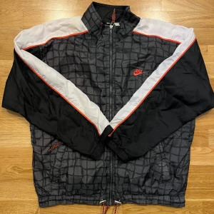 Vintage Nike jacka - Vintage Nike jacka i mycket fint ”vintage skick”. Finns någon fläck på axlarna som man kan se på sista bilden men inget jag tycker att man märker av, speciellt inte när man har den på sig.