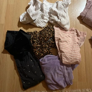 Färgglada shorts i olika mönster - Säljer flera shorts: vita ribbade, leopardmönstrade, rosa och vita randiga, svarta med glittriga detaljer samt lila i mjukt tyg. Perfekta för dig som vill ha variation och sticka ut med coola färger och mönster.