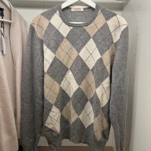 Gran Sasso Kashmirtröja | IT 50 - Mönstrad stickad tröja från Gran Sasso i kashmirblandning | Skick: 9/10, inga defekter | Size: M/L (IT 50) | Tveka inte att kontakta mig vid frågor😁