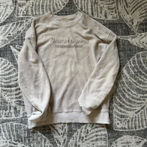 Beige sweatshirt från pull&bear - Säljer en beige sweatshirt som är riktigt skön och stilren. Storlek S men kan även passa M. Knappt använd så skicket är 9/10. Kontakta mig vid frågor eller pris.
