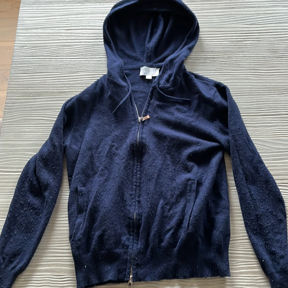 Mörkblå hoodie från Ahlquist Clothing