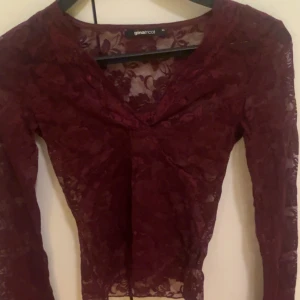 Vinröd spets tröja från Gina Tricot -  en vinröd långärmad spets tröja från Gina Tricot 