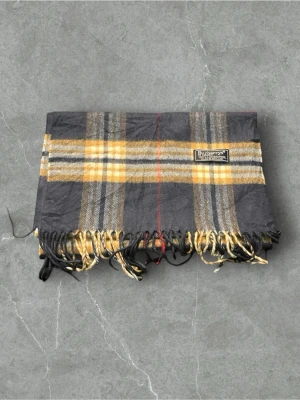 Burberry scarf/halsduk  - Säljer en fet burbery scarf i färgen blå,skick:8/10, Pris:349, självklart äkta, vid frågor eller funderingar är de bara och höra av sig ‼️