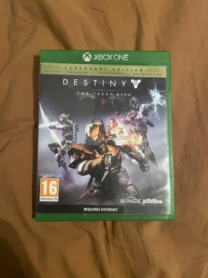 Destiny: The Taken King Legendary Edition (Xbox One) - Destiny: The Taken King Legendary Edition till Xbox One. Komplett med fodral, skiva och manual. Innehåller Destiny, The Taken King och expansioner. Fodral och skiva i fint skick, inga synliga repor eller skador. Kräver internetanslutning.