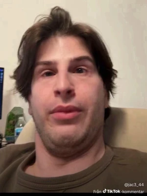 Olivgrön sweatshirt med rund hals - Säljer en olivgrön sweatshirt med rund halsringning. Tröjan har en avslappnad passform och är perfekt för dig som gillar en enkel och stilren look. Passar bra till jeans eller mjukisbyxor.