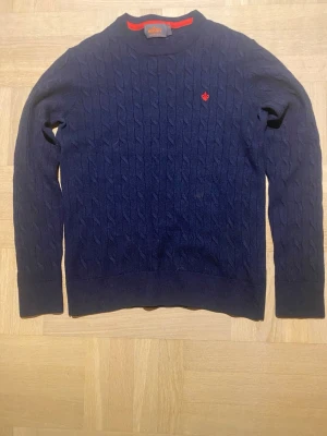 Mörkblå kabelstickad tröja Morris - Jag säljer en ralph lauren zip är i gott skick! || Skick: 9/10 ||Storlek: L men sitter som S || Modellen är 178cm 🙌 || Tveka inte på att ställa frågor😉