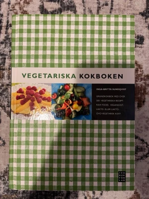 Vegetariska kokboken - Upptäck över 500 vegetariska recept i denna moderna klassiker! Perfekt för dig som vill äta klimatsmart, testa raw food eller vegankost. Fylld med tips om näringslära, säsongsguider och bufféförslag – allt för en grönare och godare vardag.