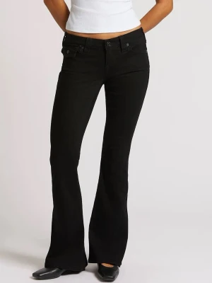 Svarta bootcut jeans True Religion - Säljer ett par svarta bootcut jeans från True Religion med snygga fickdetaljer bak och logga på etiketten. Jeansen har låg midja, klassiska sömmar och är tillverkade i stretchig bomullsdenim. Perfekta för dig som gillar en retro och avslappnad look. Storlek 24 ❣️😇