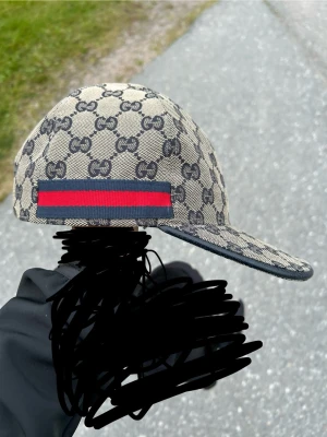 Beige Gg keps med GG-mönster - Säljer en gg keps och den är i jätte bra skick.Skriv innan ni köper!!‼️