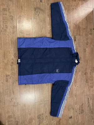 Adidas 90 talets puffig jacka - Adidas jackan är knappt använd och har inga skador på sig. 