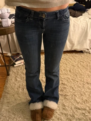 Snygga jeans  - Lågmidjade jeans från nelly som tyvärr inte kommer till använding längre! Trendigt mönster på bakfickorna! 